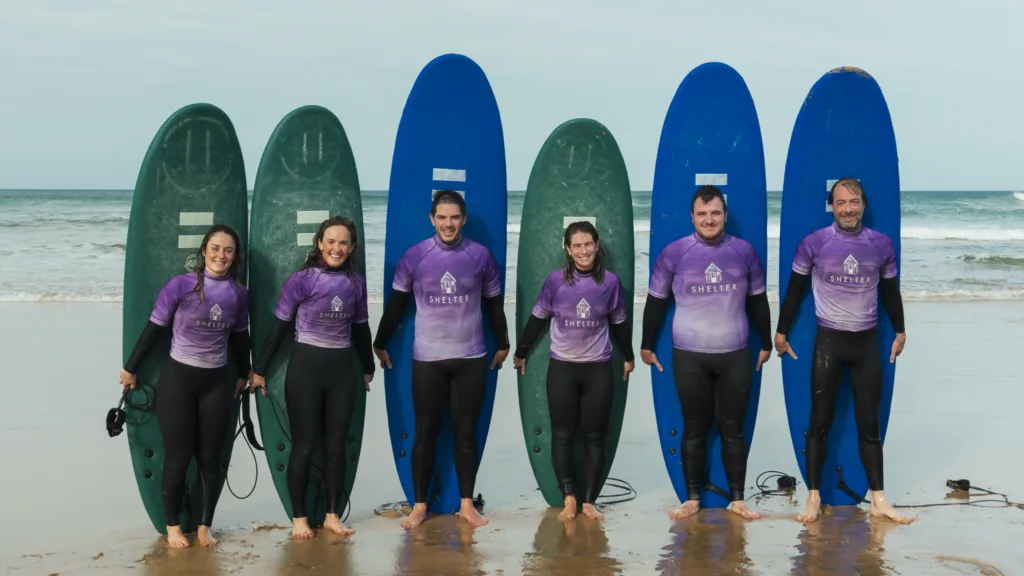 Equipo de Shelter en la playa con tablas