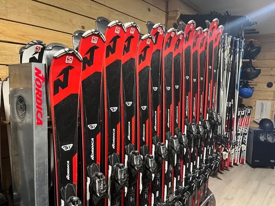 Rack de esquís de alquiler en una tienda