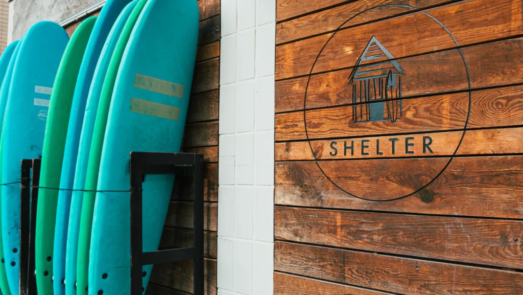 Equipo de Lueira en la tienda de Shelter Surf (Zarautz)
