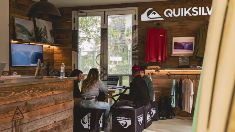 Interior de la tienda de Shelter con Quiksilver