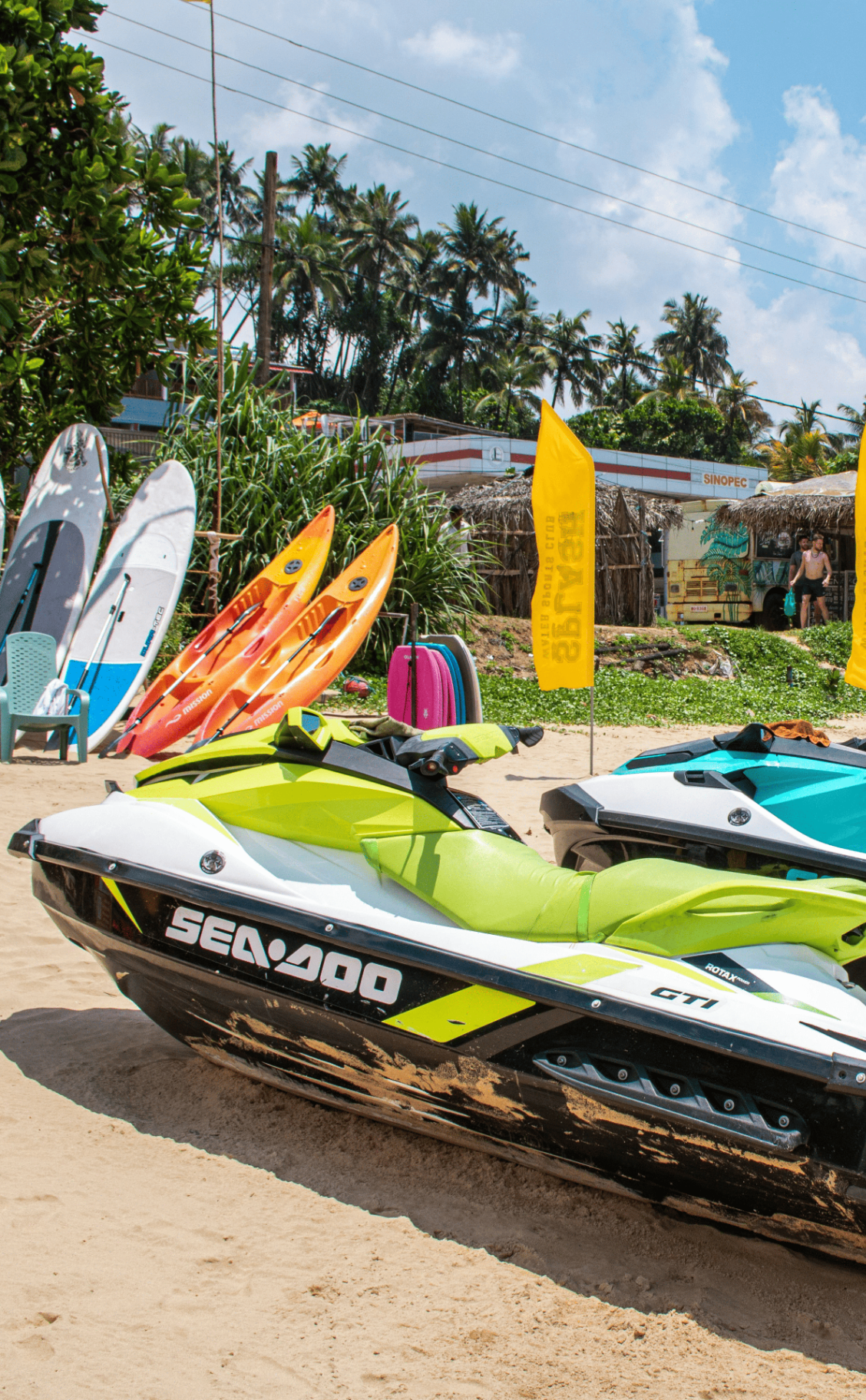 Motos de agua y embarcaciones en aguas turquesas