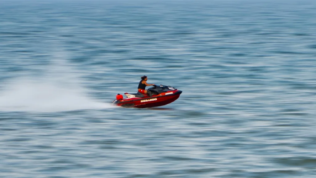 Moto de agua surcando el mar