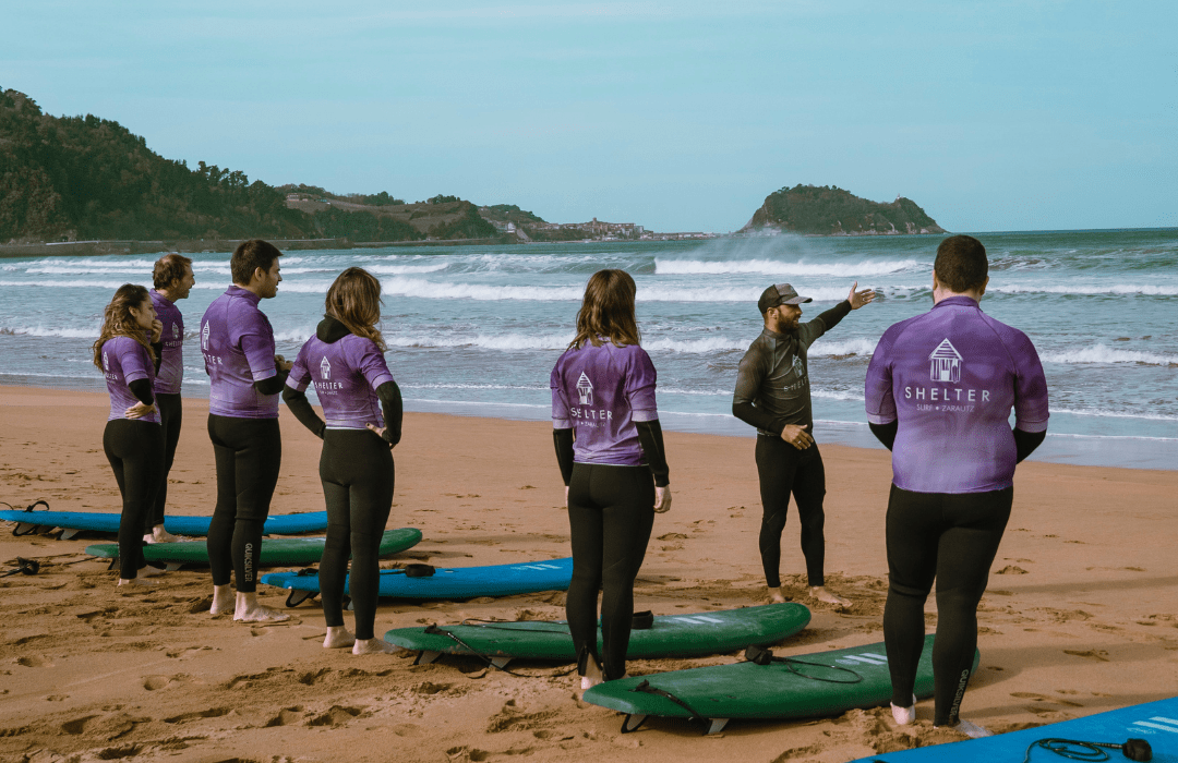 Equipo de Lueira dando clases de surf con Shelter Surf en Zarautz