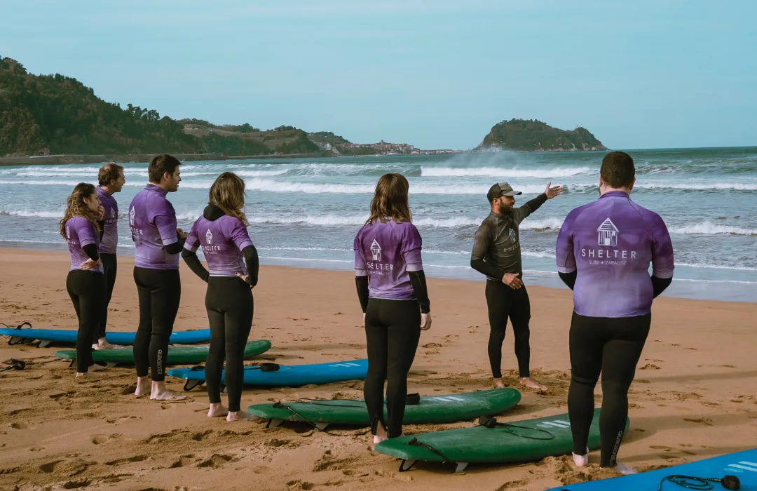 Equipo dando clases de surf